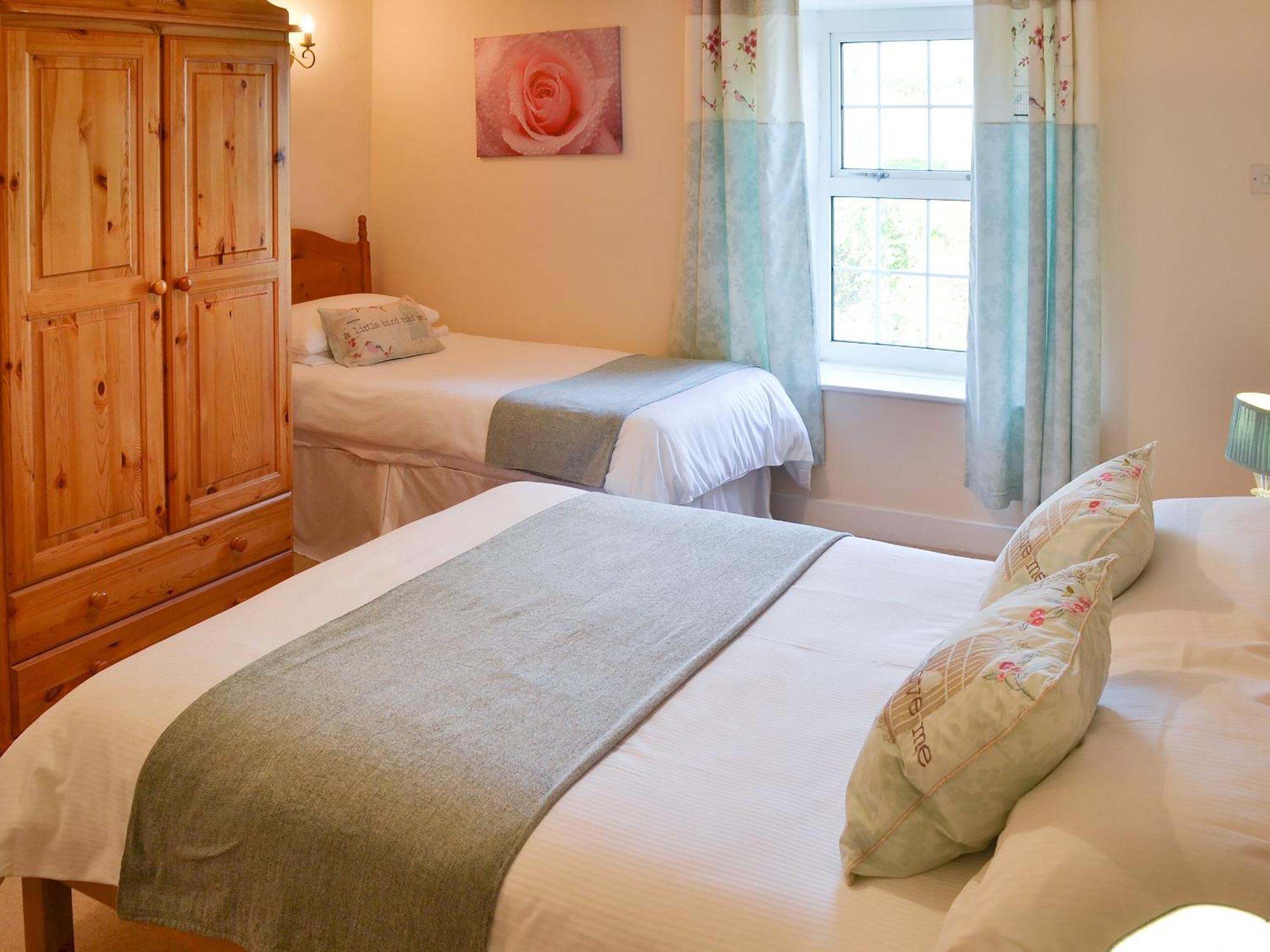 Cherry Cottage - 26913 Saint Issey 외부 사진